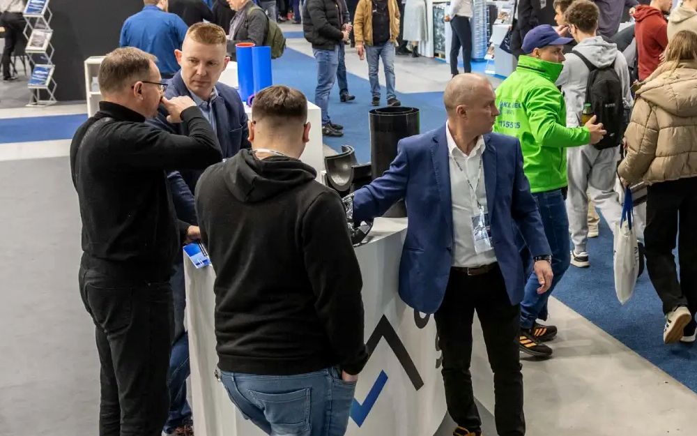 Business meeting at an exhibitor stand